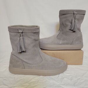 Crocs Size 8 Suede Perforated Tassel Pull On Casual Casual Calf Boots